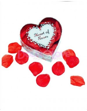 Corazón de pétalos de rosa